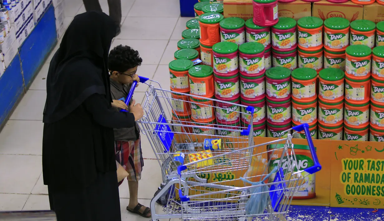 Seorang wanita berbelanja bahan makanan dan persediaan saat mereka mempersiapkan diri seminggu menjelang bulan suci puasa Ramadan di supermarket di ibu kota Yaman, Sanaa, Selasa (6/4/2021). (AFP Photo/Mohammed Huwais)