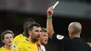 Pada menit ke-42 sempat terjadi pertikaian antar-pemain. Para pemain Arsenal tidak terima dengan tindakan gelandang Crystal Palace, James McArthur yang menghajar betis Bukayo Saka. Wasit Mike Dean pun mengganjarnya dengan kartu kuning. (AFP/Glyn Kirk)