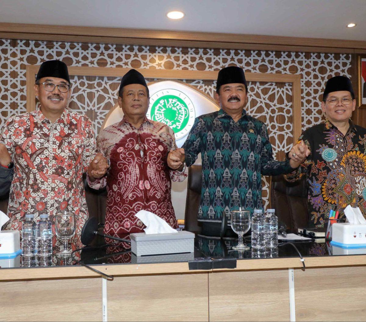 Menteri Koordinator Politik, Hukum dan Keamanan (Menkopolhukam) Hadi Tjahjanto (kedua kanan) bersama Wakil Ketua Umum Majelis Ulama Indonesia (MUI) Marsudi Syuhud (kedua kiri) Ketua MUI Bidang Ekonomi Lukmanul Hakim (kiri) dan Sekjen MUI Amirsyah Tambunan