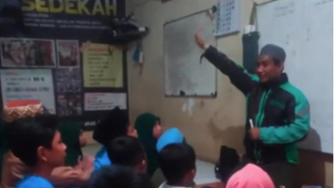 Di tangan Fadli, puluhan anak tersebut setiap harinya tak hanya mendapatkan nafkah berupa makanan dan pakaian saja.
