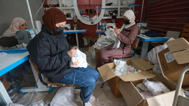 Perempuan Palestina Penuhi Kebutuhan Popok untuk Bayi dan Anak-Anak