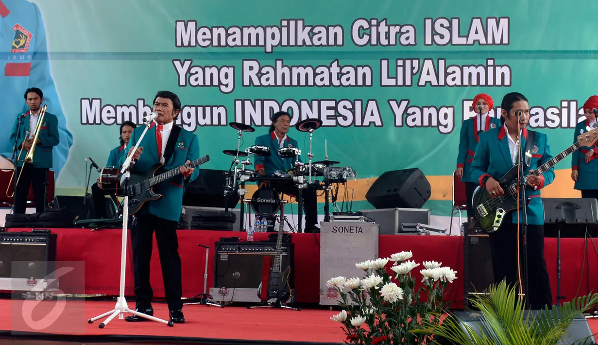 Ketum Partai Idaman Rhoma Irama bersama personil Soneta menyanyikan sejumlah lagu ciptaannya saat deklarasi nasional partai di Tugu Proklamasi Jakarta, Rabu (14/10). Deklarasi tersebut dihadiri sejumlah tokoh partai politik. (Liputan6.com/Yoppy Renato)