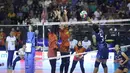 Pemain Petrokimia Gresik Pupuk Indonesia mencoba melakukan spike ke daerah TNI AU Electric pada Final Four Livoli Divisi Utama 2025 yang bertempat di GOR Ki Mageti, Magetan Rabu (15/10/2025).