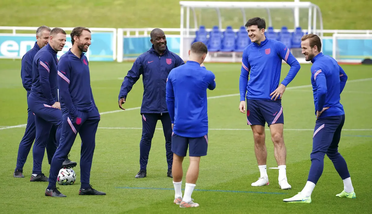 Pelatih Inggris, Gareth Southgate (ketiga kiri) berbicara dengan Harry Kane, Harry Maguire dan asisten Chris Powell selama sesi latihan di St George's Park, Inggris, Sabtu (10/7/2021).  Inggris akan bertanding melawan Italia pada final Euro 2020 di Stadion Wembley. (AP Photo/Dave Thompson)