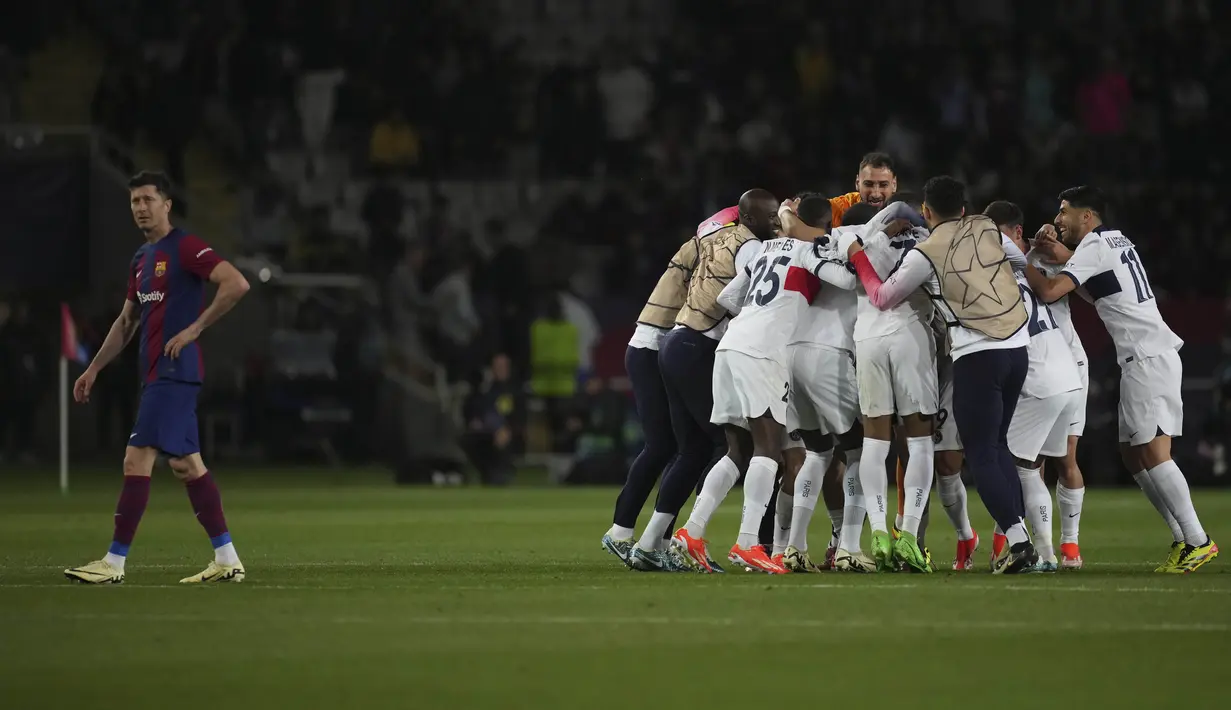 Pemain Paris Saint-Germain merayakan kemenangan atas Barcelona pada duel leg kedua perempat final Liga Champions 2023/2024 Stadion Olimpic Lluis Companys, Rabu (17/4/2024).  (AP Photo/Emilio Morenatti)