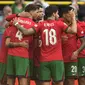 Selebrasi para pemain Timnas Portugal merayakan gol ketiga ke gawang Timnas Turki yang dicetak Bruno Fernandes pada laga matchday kedua Grup F Euro 2024 Westfalenstadion, Dortmund, Jerman, Sabtu (22/6/2024). (AP Photo/Darko Vojinovic)