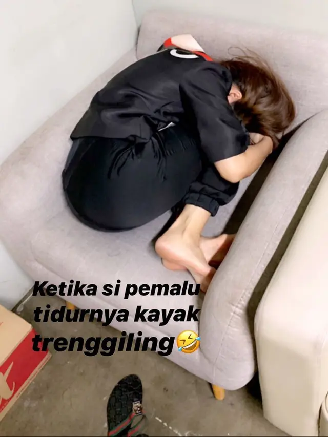 5 Gaya Inul Daratista Curi Perhatian, Mau Kayang di Atas Panggung