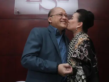 Mario Teguh mendapat ciuman dari istrinya, Linna Teguh usai jumpa pers syukuran kemenangan karena Kepolisian menghentikan penyidikan kasus Kiswinar terhadap Mario Teguh, Jakarta, Senin (21/8). (Liputan6.com/Herman Zakharia)