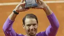 Rafael Nadal gigit trofi juara Italia Terbuka 2021
