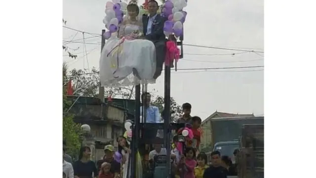 10 Tempat Duduk Pengantin di Nikahan Ini Tidak Biasa, Kocak