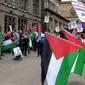 Sekitar 100 orang anggota kampanye solidaritas Palestina Skotlandia berunjuk rasa. (BBC)