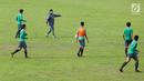Pelatih Timnas Indonesia U-19 Indra Sjafri memberi arahan kepada pemainnya saat sesi latihan di Stadion Padonmar, Yangon, Jumat (9/9). (Liputan6.com/Yoppy Renato)