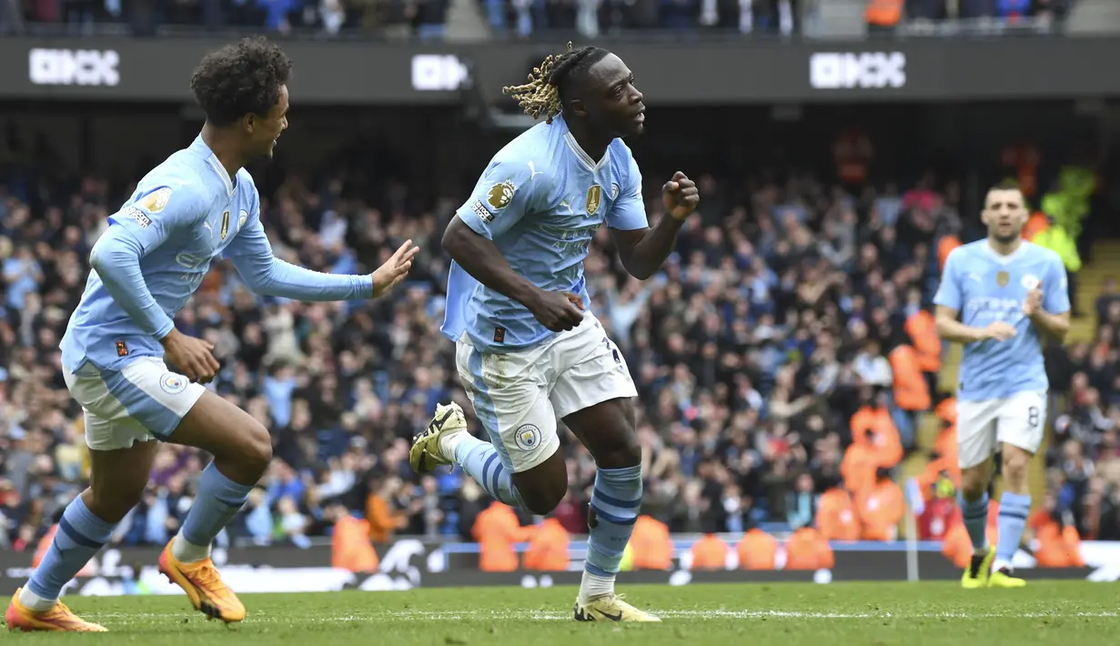 Selebrasi gelandang Manchester City, Jeremy Doku (kanan) bersama Oscar Bobb setelah mencetak gol keempat timnya ke gawang Luton Town pada laga pekan ke-33 Premier League 2023/2024 di Etihad Stadium, Manchester, Sabtu (13/4/2024). (AP Photo/Rui Vieira)