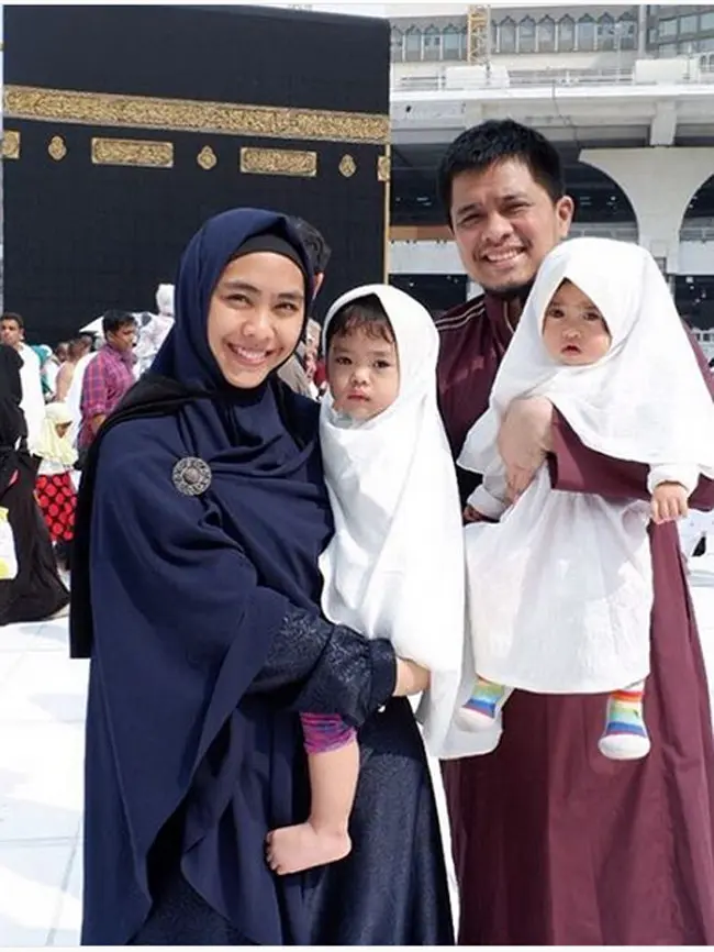 Oki Setiana Dewi bersama suami, Ory Vitrio dan dua putri mereka. (Instagram)