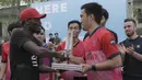 Pemain Persib, Michael Essien memberikan trofi kepada pemenang turnamen Adidas Tango League di Senayan City, Jakarta, Minggu (13/8/2017). Acara ini merupakan bagian dari peluncuran sepatu anyar Adidas. (Bola.com/M Iqbal Ichsan)