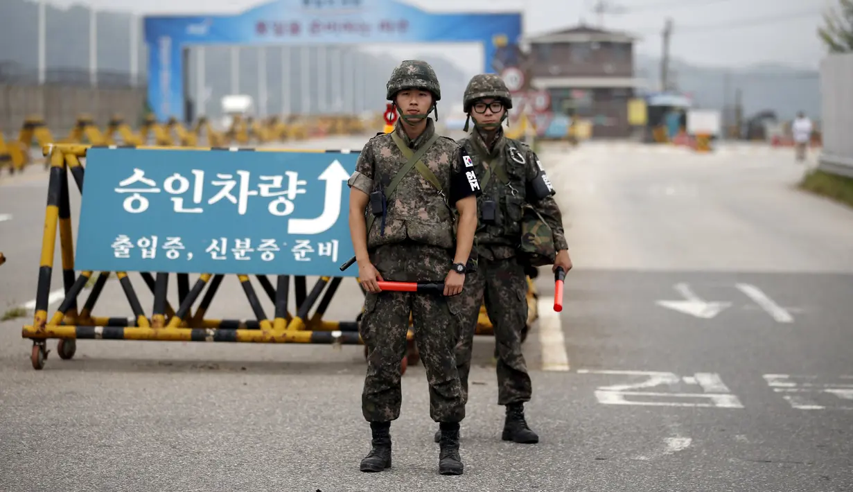 Tentara Korea Selatan melakukan penjagaan di pos pemeriksaan Grand Unification Bridge, Korsel, Jumat (21/8/2015). Pemimpin Korut, Kim Jong-u, telah memperingatkan militernya untuk siap perang dengan Korsel. (Reuters/Kom Hong-Ji)