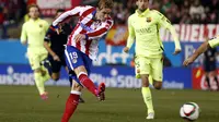 Fernando Torres dalam laga Atletico kontra Barcelona (Reuters)