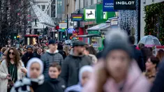 Para pembeli memadati troatoar di Oxford Street, pusat kota London pada Sabtu (22/12). Setiap hari Oxford Street yang merupakan salah satu pusat perbelanjaan selalu ramai, namun menjelang natal keramaiannya meningkat. (NIKLAS HALLE'N/AFP)