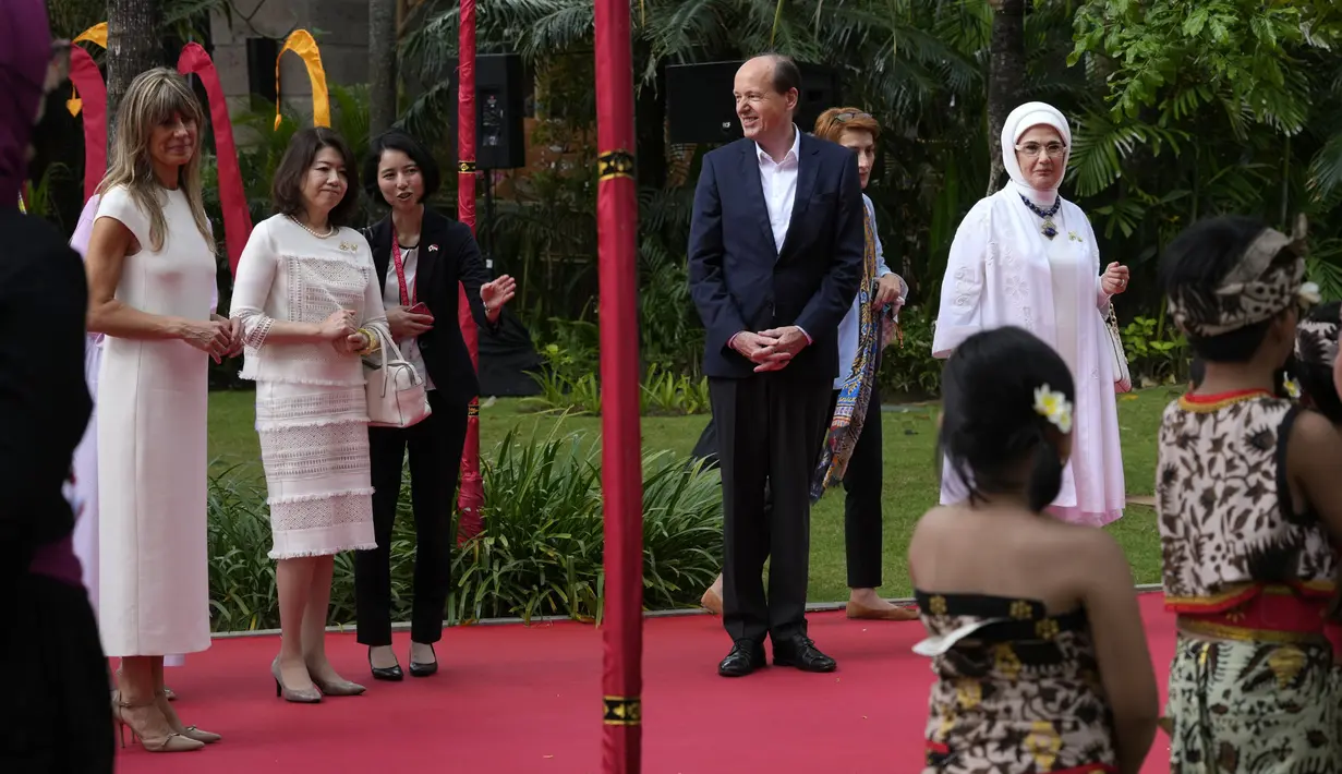 <p>(Dari kiri) Maria Begona Gomez Fernandez Istri Perdana Menteri Spanyol Pedro Sanchez, Yuko Istri Perdana Menteri Jepang Fumio Kishida, Heiko von der Leyen Suami Komisi Eropa Ursula von der Leyen dan Ibu Negara Turki Emine Erdogan menonton pertunjukan tari selama rangkaian kegiatan Konferensi Tingkat Tinggi (KTT) G20 di Sofitel Bali Nusa Dua Beach Resort, Nusa Dua, Bali, Indonesia, Selasa (15/11/2022). Dalam kegiatan tersebut Ibu Iriana Joko Widodo mengajak para pendamping melihat budaya dari sejumlah daerah di Tanah Air, di antaranya Mama Noken, musik gamelan, musik Rindik Bali, musik Gondang Batak, tarian Merak, tarian Tor-tor, hingga anak-anak yang sedang melakukan permainan ular tangga. (AP Photo/Firdia Lisnawati via Pool)</p>