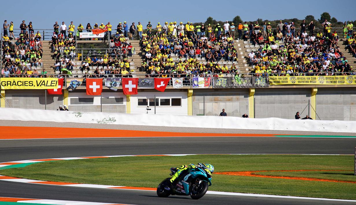 Hasil cukup positif juga didapat Valentino Rossi di depan penggemarnya. Pembalap Petronas Yamaha SRT itu berada di posisi sepuluh dengan gap 0,810 detik dari peraih pole position. (AFP/Jose Jordan)
