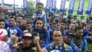 Bobotoh membawa anaknya saat ingin menyaksikan aksi Essien dan Cole di laga Persib Bandung di Stadion Gelora Bandung Lautan Api (GLBA), Jawa Barat, Sabtu (15/4). (Liputan6.com/Yoppy Renato)