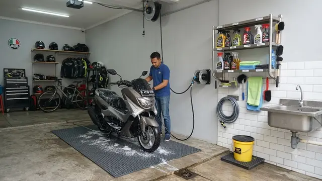 Garasi dengan Rak Peralatan Cuci