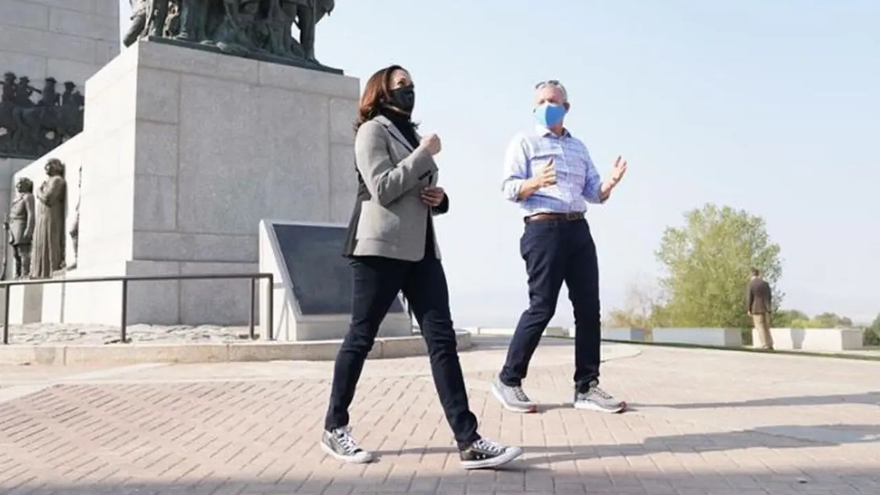 Sejarah Sepatu Converse Chuck Taylor All Star Favorit Wapres AS Terpilih Kamala Harris