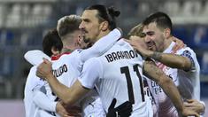 Striker AC Milan, Zlatan Ibrahimovic melakukan selebrasi bersama rekan setim usai mencetak gol kedua ke gawang Cagliari dalam laga lanjutan Liga Italia 2020/21 pekan ke-18 di Sardegna Arena, Senin (18/1/2021). AC Milan menang 2-0 atas Cagliari. (AFP/Alberto Pizzoli)