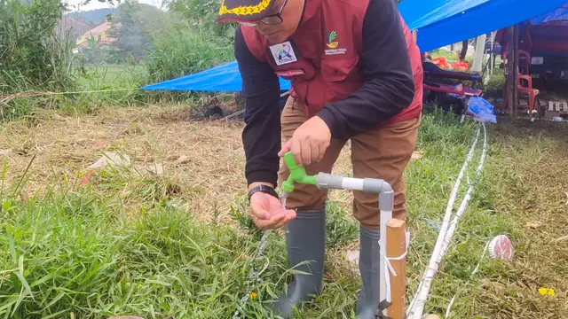 Kementerian Sosial (Kemensos) membangun sumur bor di beberapa lokasi pengungsian korban terdampak gempa Cianjur, Jawa Barat.