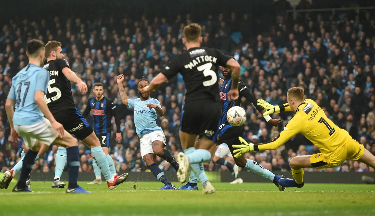 Gelandang Manchester City Raheem Sterling (tengah) mencetak gol pembuka ke gawang Rotherham United pada putaran ketiga Piala FA di Stadion Etihad, Manchester, Inggris, Minggu (6/1). City  membantai Rotherham 7-0. (Oli SCARFF/AFP)