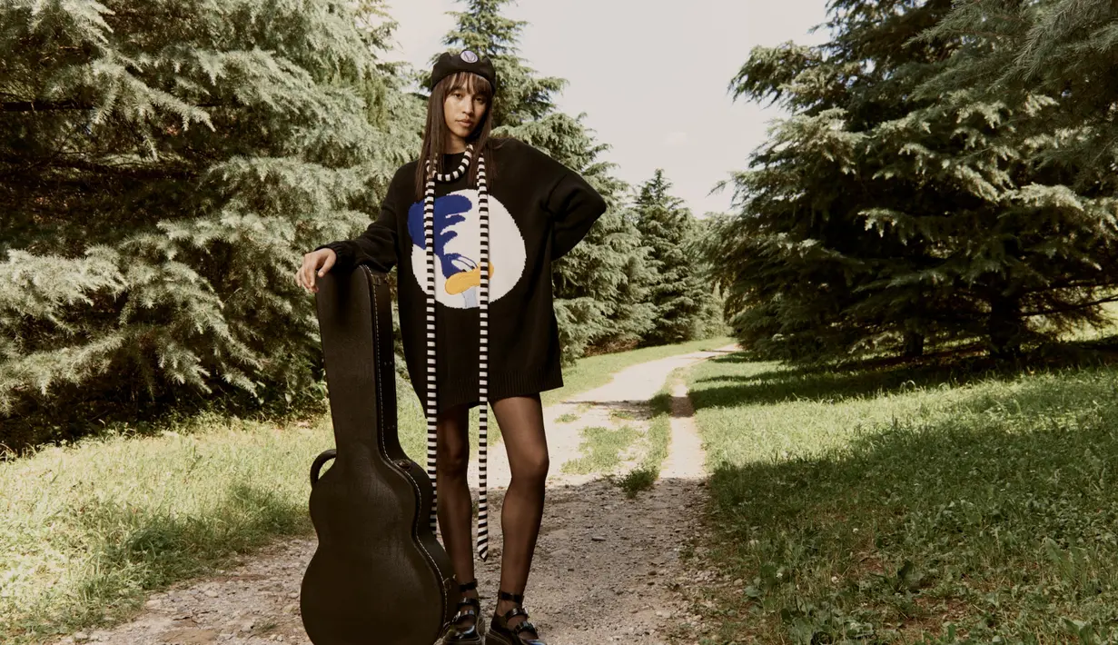 aksi oversized sweater juga bisa jadi fashion item andalan yang hadir pada koleksi ini.