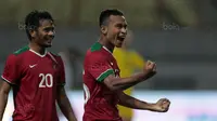 Pemain Timnas Indonesia U-23, Osvaldo Haay merayakan gol ke gawang Suriah pada laga persahabatan di Stadion Wibawa Mukti, Bekasi, Rabu (16/11/2017). Indonesia bermain imbang 2-2. (Bola.com/NIcklas Hanoatubun)