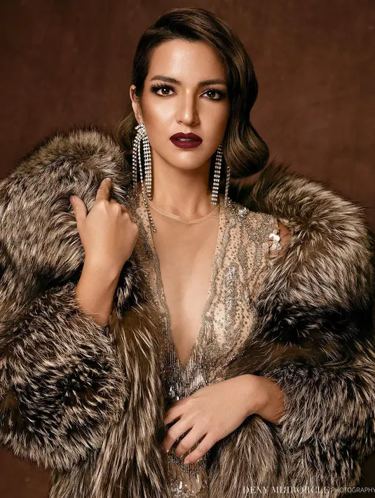 Gaun mini ini dipadukan dengan coat bulu tebal lengkap dengan anting rantai berlian. (instagram/denymirrorcle)