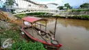 Kehadiran Jembatan di atas sungai Ciliwung yang memang mempermudah akses penyeberangan warga dan mengalahkan alat transportasi tradisional perahu eretan yang ada sejak tahun 60an tersebut, Jakarta, Kamis (28/4/2016). (Liputan6.com/Yoppy Renato)