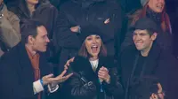 Aktor Michael Fassbender (kiri) dan Keira Knightley menghadiri pertandingan Serie A Italia antara Como 1907 dan AS Roma, Senin dini hari WIB (16-12-2024). (Bola.com/X Como 1907)