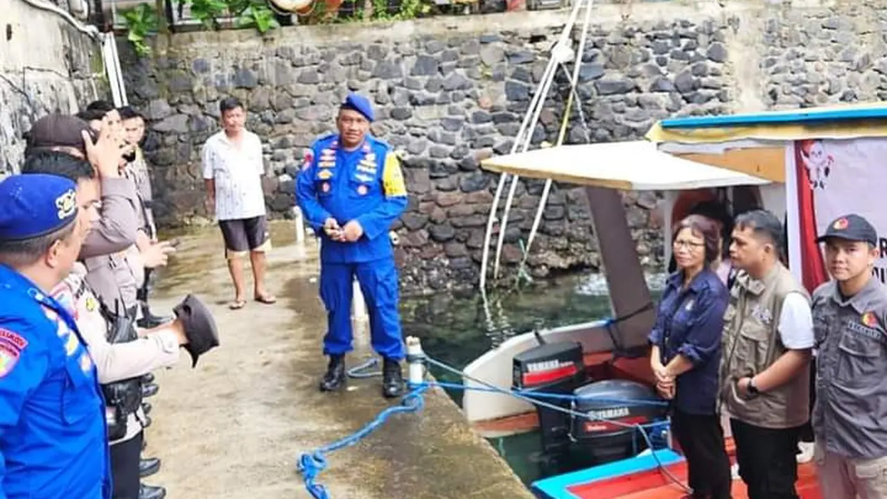 Ketua KPU Kota Manado Ferley B Kaparang memimpin langsung proses pendistribusian logistik Pemilu 2024 pada, Minggu (11/2/2024).