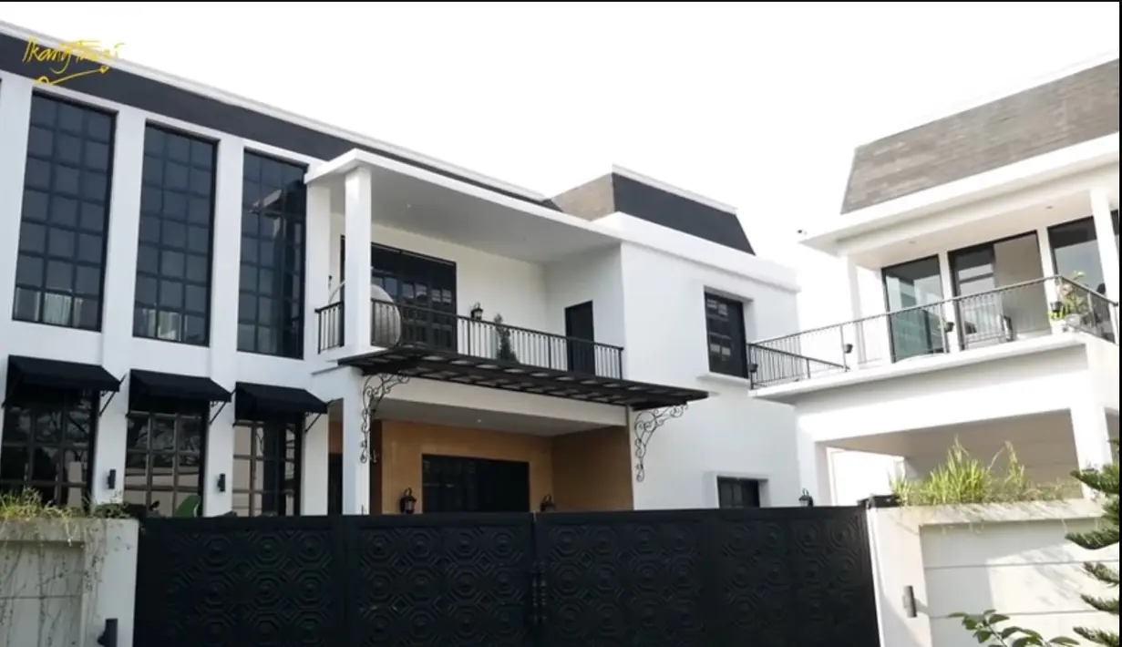Berikut potret penampilan rumah pria asal Banjarmasin ini dari depan. Pagar tinggi dengan gedung yang terlihat panjang. Bangunan dengan nuansa putih yang sebagian berdinding kaca. [Youtube/Ikang Fawzi Official]