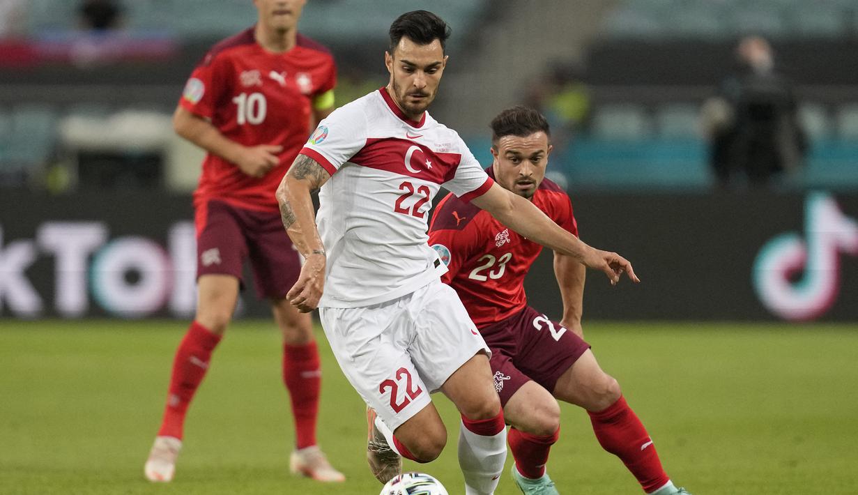Peluang pertama didapat Turki di awal laga. Tembakan keras bek Kaan Ayhan ke pojok kiri gawang Swiss masih bisa dijangkau kiper Yann Sommer. (Foto: AFP/Pool/Darko Vojinovic)