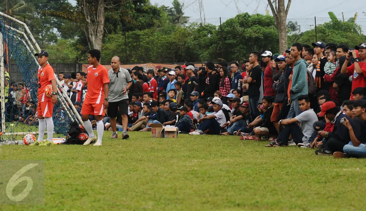 Ratusan suporter berkumpul di pinggir lapangan menyaksikan sesi latihan Persija di NYTC, Sawangan, Depok, Selasa (24/1). Jelang kompetisi musim 2017, Persija melakukan latihan rutin di National Youth Training Centre. (Liputan6.com/Helmi Fithriansyah)