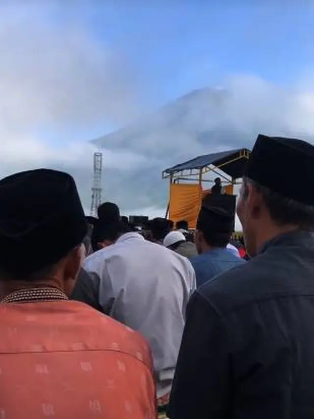 7 Potret Momen Shalat Ied di Wonosobo dengan Latar Belakang Gunung Ini Viral