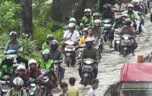 Semrawut Lalu Lintas di Daan Mogot saat Banjir, Macet Parah Imbas Pemotor Lawan Arah