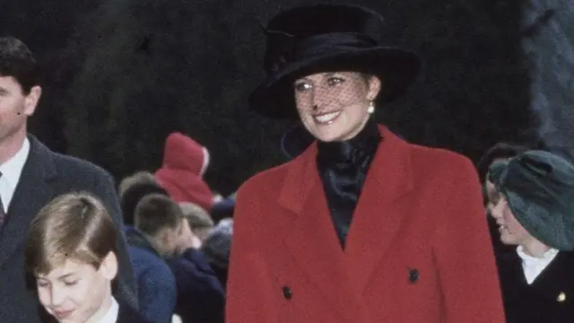 Putri Diana kenakan coat merah/dok. Instagram @voguemagazine