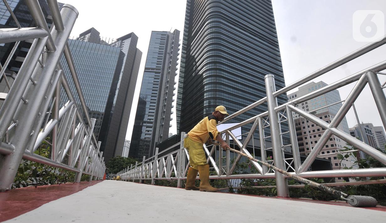 Petugas Bina Marga DKI Jakarta mengecat jembatan penyeberangan orang (JPO) yang tidak beratap di jalan Sudirman, Rabu (6/11/2019). Pemprov DKI melalui Dinas Bina Marga mencopot atap JPO Sudirman agar pejalan kaki dapat menikmati pemandangan gedung-gedung pencakar langit. (merdeka.com/Iqbal Nugroho)