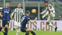 Bek Juventus, Alex Sandro berusaha mengontrol bola dari kawalan bek Inter Milan, Milan Skriniar pada pertandingan final Piala Super Italia 2021 di Stadion San Siro di Milan, Italia, Kamis (13/1/2022). Inter Milan menang tipis atas Juventus 2-1 lewat perpanjangan waktu. (Spada/LaPresse via AP)