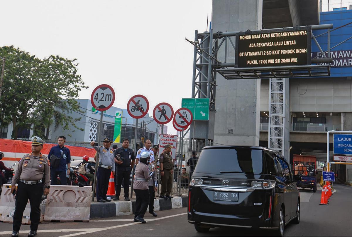 FOTO: Uji Coba Rekayasa Lalin di TB Simatupang, Jalur Gratis Tol Fatmawati Dibuka