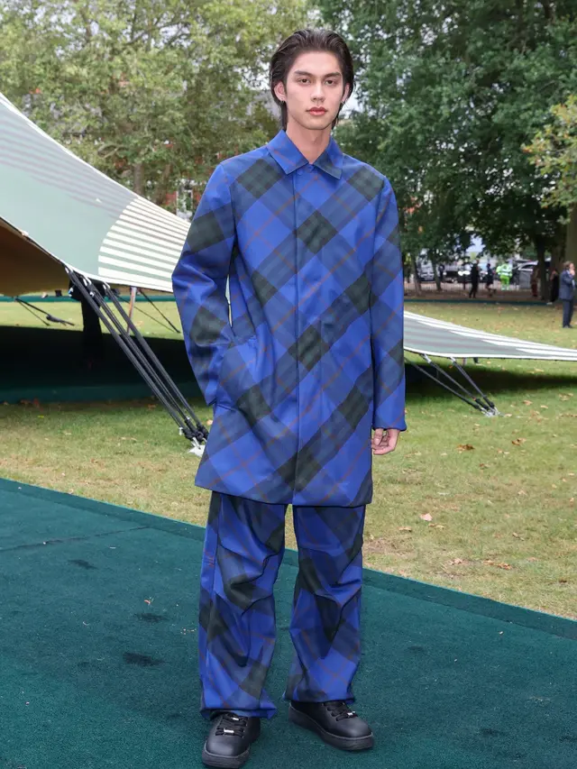 8 Adu Gaya Seleb Hadiri Show Burberry di London Fashion Week, Bright Vachirawit Serba Biru hingga Jun JI Hyun Tampil Kalem