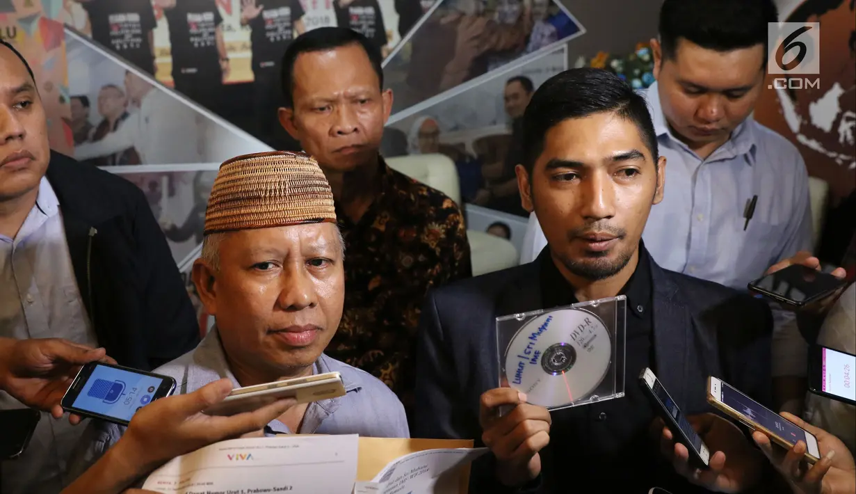 Dahlan Pido (kiri) memberi keterangan jelang membuat pengaduan pelanggaran Pemilu di Gedung Bawaslu, Jakarta, (18/10). Mereka melaporkan dugaan pelanggaran pemilu oleh menteri Luhut Binsar Pandjaitan dan Sri Mulyani. (Liputan6.com/Helmi Fithriansyah)