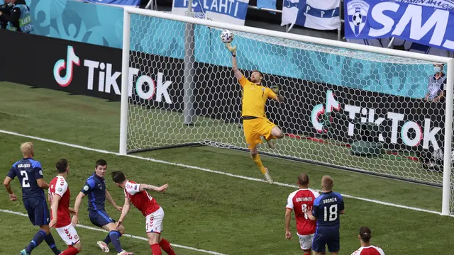 Foto Piala Eropa: Christian Eriksen Kolaps, Laga Denmark Kontra Finlandia Dihentikan dan Resmi Ditunda