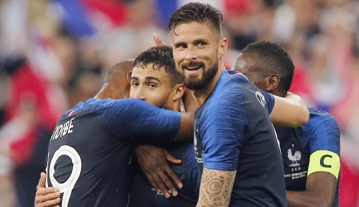Para pemain Prancis merayakan gol yang dicetak oleh Nabil Fekir ke gawang Irlandia pada laga persahabatan di Stadion Stade de France, Senin (28/5/2018). Prancis menang 2-1 atas Irlandia. (AP/Thibault Camus)