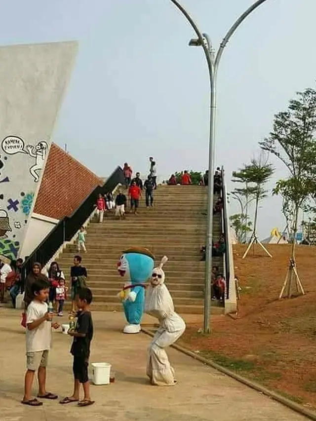 6 Tingkah Absurd Orang Tampil Jadi Hantu Jadi-Jadian Ini Kocak